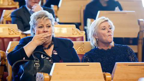Finansminister Siv Jensen (Frp) og statsminister Erna Solberg prøver fortsatt å finne en løsning for å få statsbudsjettet for 2017 trygt i havn. Bildet er fra fremleggelsen av regjeringens forslag til statsbudsjett.