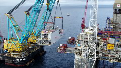 Harbour Energy er Norges femte største olje- og gassprodusent. Selskapet er blant annet operatør for gassfeltet Dvalin, som utvinnes gjennom en modul på Equinors Heidrun-plattform (bildet viser installasjonen i 2019). Nå ber Harbour om nye incentiver for utbygging av små felt gjennom nettopp denne typen samarbeid.