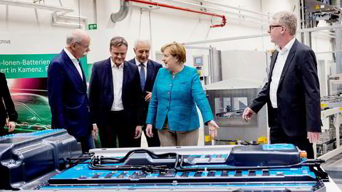 Angela Merkel besøkte fabrikken til Accumotive, et underbruk av bilgiganten Daimler AG, øst i Tyskland mandag denne uken. Her ble oppstarten av arbeidet med en ny batterifabrikk markert. Fra venstre Dieter Zetsche i Daimler, Markus Schaefer i Mercedes-Benz, Stanislaw Tillich i Mercedes-Benz, Angela Merkel og Frank Blome i Accumotive.