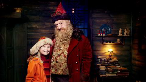 I eventyrverdenen Snøfall, i tv-serien med samme navn, møter Selma (Siri Skjeggedal) selveste julenissen, Julius (Trond Høvik).