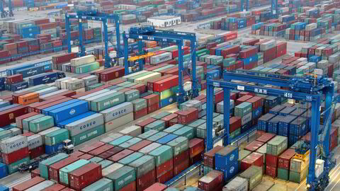 Kinesiske fraktcontainere stablet i et havneområde ved Yangtze-elven i Nantong øst i Kina.