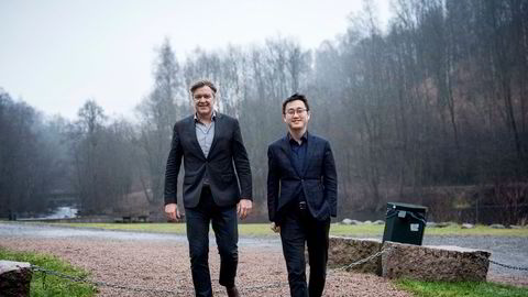 Opera Software-sjef Lars Boilesen (til venstre) sammen med investeringsdirektør Lin Song i Beijing Kunlun Tech, det sentrale selskapet i kjøpet av Operas nettleser. Song er milliardær og Kunlun-gründer Yahui Zhous høyre hånd.