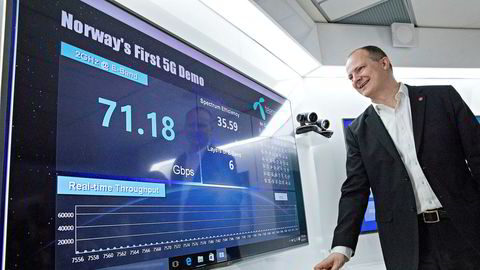 Samferdselsminister Ketil Solvik-Olsen slår på Norges første 5G-nett på Fornebu mandag 20. mars. Skjermen viser en kapasitet på 70 gigabit per sekund, godt over 200 ganger mer enn makshastigheten i 4G-nettet i dag.
