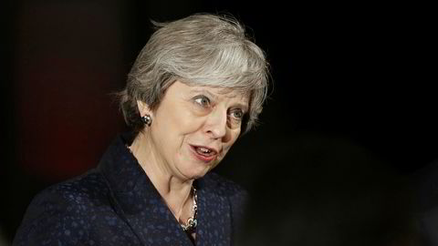 Storbritannias statsminister Theresa May får ikke besøk av USAs president med det første, men møter ham i Davos.
