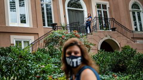 Både Carol Santos (foran) og Jessica Tuman (på trappen i bakgrunnen) har drevet med kampanje for Demokratene i Sandy Springs i utkanten av Atlanta. Georgia kan bli demokratisk for første gang på nesten 30 år – om målingene har rett i «dødt løp».