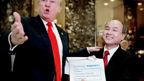 Den japanske teknologientreprenøren Masayoshi Son (til høyre) lover å investere 50 milliarder dollar og skape 50.000 arbeidsplasser i USA. Tirsdag møtte han påtroppende president Donald Trump i Trump Tower i New York.