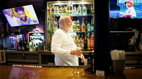 Bartender David Linde, prøver å være nøytral, er republikaner. Han jobber i en bar i Chalfont i Bucks County som var et av stedene hvor det var aller tettest mellom demokrater og republikanere i forrige valg.