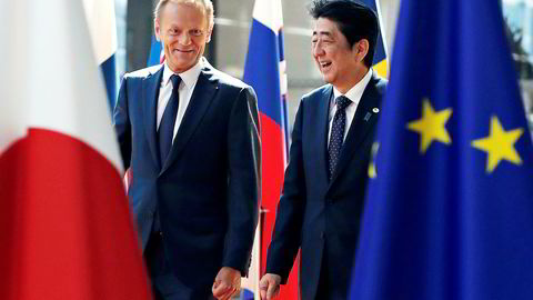 EU-president Donald Tusk og Japans statsminister Shinzo Abe har signert en foreløpig frihandelsavtale mellom de to økonomiske stormaktene denne uken. Ikke alle detaljer er avklart, og først etter 2030 vil importskattene på blant annet ost til Japan bli fjernet.