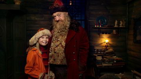 Trond Høvik spiller Julius i NRKs nye julekalender Snøfall. Her sammen med Selma - spilt av Siri Skjeggedal.