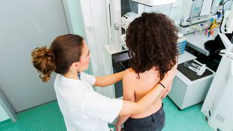 For brystkreft er den offentlige anbefalingen mammografiscreening hvert annet år for kvinner mellom 50 og 69 år. Det er ikke dokumentert helsegevinst ved hyppigere mammografi.