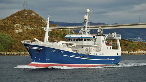 Fisketråleren «Rav» ble omdøpt til «Santiago» da den ble kjøpt av det Curaçao-registrerte rederiet Light Power Santiago i 2018. Under handelen ble et millionbeløp stjålet. Bildet er tatt i Flåvæleia på Sunnmøre i 2012.