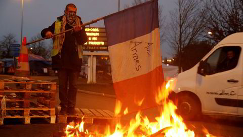 Franske myndigheters planer om økte bensin- og dieselavgifter har bidratt til landsomfattende protester. Nå utsettes planene.