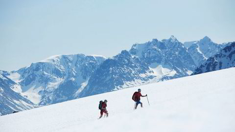 Med Lyngens høyeste topper som tilskuere, går Heidi Berg og Espen Nordahl mot toppen av Stormheimfjellet, uten fare for å bli tatt av snøskred.