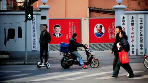 Kinas president Xi Jinping er i ferd med å bli den mektigste lederen landet har hatt siden Mao Zedong (plakaten til høyre). Årets nasjonalkongress i kommunistpartiet vil bli den viktigste på flere tiår.