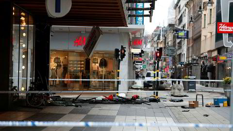 Terrorangrep i sentrum av Stockholm. Like før klokken 15 fredag 7 april kjørte en lastebil inn i folkemengden på Drottninggatan og endte i fasaden på varehuset Åhléns.