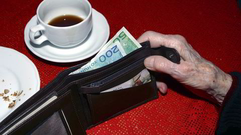 Mange eldre sliter med å betale regningene sine - og flere får inkassogjeld.