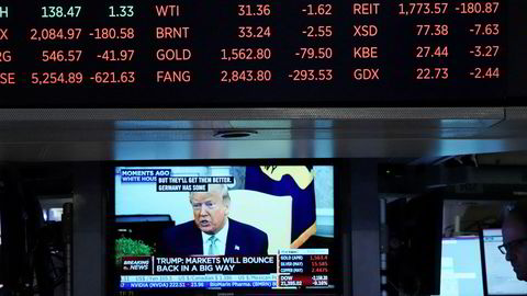En tv-skjerm viser president Donald Trump tale, inne på børsen i New York torsdag 12. mars 2020.