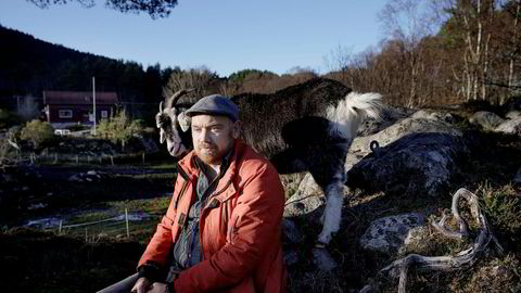 – Jeg har et lite småbruk her ute. Jeg har en samboer som er laget av ett eller annet fra verdensrommet. Hun står på og jeg hjelper til så godt jeg kan. Vi har noen få griser og geiter, sier Erik Skjoldheim, som nylig ble feilaktig dømt for trygdebedrageri.