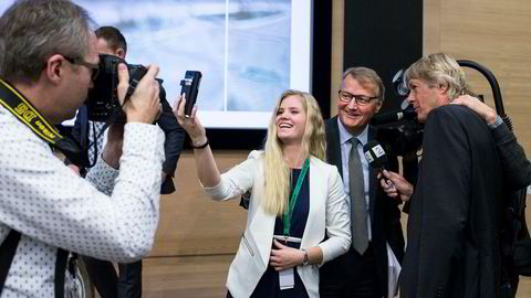 DNB-sjef Rune Bjerke smiler til selfie-fotograf Celine Zapffe (22), som var leder for en dag. Bildet ble tatt høsten 2016 i forbindelse med Ungt Entrepenørskap.