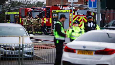 Politiet og brannvesenet på plass ved transformatoren i Vest-London, som forsyner Heathrow med strøm.