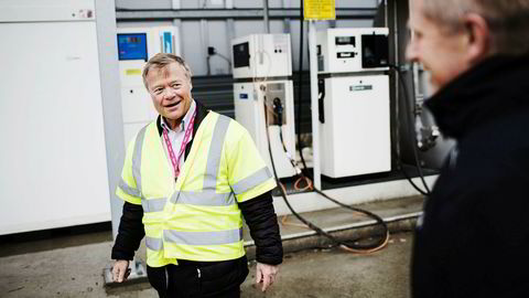 Fortsatt er det bare biodrivstoff i tankene utenfor Askos lager i Trondheim, men allerede neste høst tror Torbjørn Johannson (68) at lastebilene kan kjøre på veiene med egenprodusert hydrogen produsert basert på energi fra solcellepanel på taket. Her sammen med Jørn Arvid Endresen direktør i ASKO Midt-Norge.