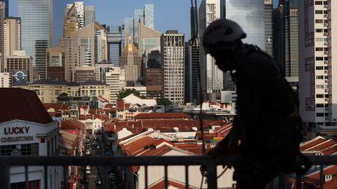 hovedindeksen på Singapore-børsen til et rekordhøyt nivå til over 4000 poeng onsdag morgen lokal tid. Singapore-markedet tilbyr en defensiv trygg havn midt i pågående geopolitisk usikkerhet, støttet av en stabil valuta, sjenerøs utbytteavkastning og stabile inntjeningsutsikter.