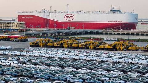 Elbiler fra BYD lastes ombord i selskapets eget bilskip ved Taicang-havnen i Suzhou på vei til Brasil i slutten av april.