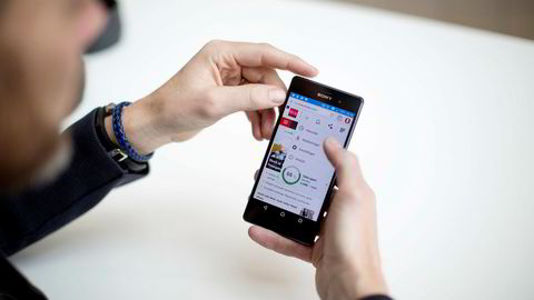 Opera Mini er blant de mest populære apper i Android Play Store. Her med Opera mini på telefonen.