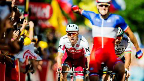 Alexander Kristoff (til venstre) ser Arnaud Dèmare fra Frankrike  vinne den 207,5 km lange fjerde etappen i sykkelrittet Tour de France tirsdag. Foto: Vegard Wivestad Grøtt/NTB Scanpix