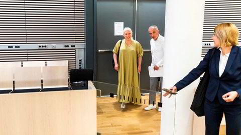Mikheil Kopaleishvili og ektefellen Aukse Cebatoriuniene ankommer retten i saken han har anlagt mot UNE. I forgrunnen deres advokat Olga Halvorsen.