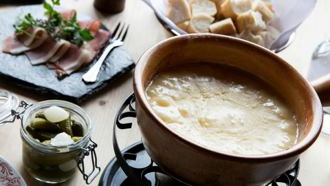 Med ostefondue kommer ikke bare en god matopplevelse, men også service ved bordet på Kafé Seterstua.