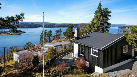 Prisen for denne 52 kvadratmeter store hytta i Nordre Frogn er 3,9 millioner kroner. Hytta har utsikt mot Oslofjorden og Håøya, ligger 35 minutters kjøring fra Oslo og har innlagt vann og bad.