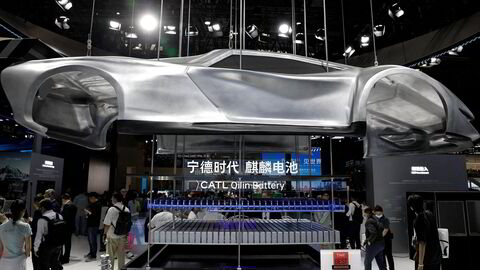 Kinesiske CATL, verdens største batteriprodusent, viser frem teknologi under Auto China 2024. Batterigiganten satser tungt på elektriske lastebiler og ønsker å revolusjonere tungtransporten. Selskapet venter at halvparten av alle nye lastebiler i Kina vil være elektriske innen 2028.