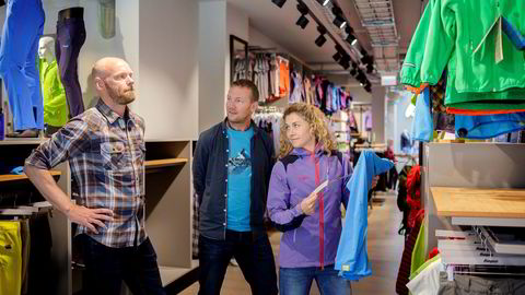 Administrerende direktør Leif Holst-Liæker i Bergans (til venstre) har gjennomført en stor opprydning i selskapet. Nå har selskapet kjøpt opp Cecilie Skog og Bjørn Sekkesæters ekspedisjons- og turselskap. Her er de tre sammen i Bergans' egen butikk i Oslo sentrum.