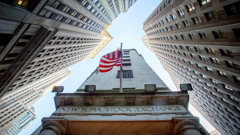 Personalinngangen til NYSE, New York Stock Exchange, ligger klemt mellom Wall Street og New Street.