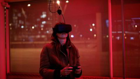 Oculus er dømt til å betale erstatning for å ha benyttet stjålet datateknologi. På bildet spiller en kvinne videospill med Oculus Rift VR-briller.