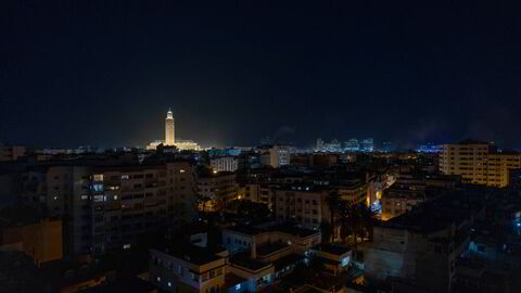 Her i den marokkanske byen Casablanca har den siktede norske filmprodusenten holdt til de siste årene. Bildet viser sentrum av byen med den kjente Hassan ll moskeen i horisonten.