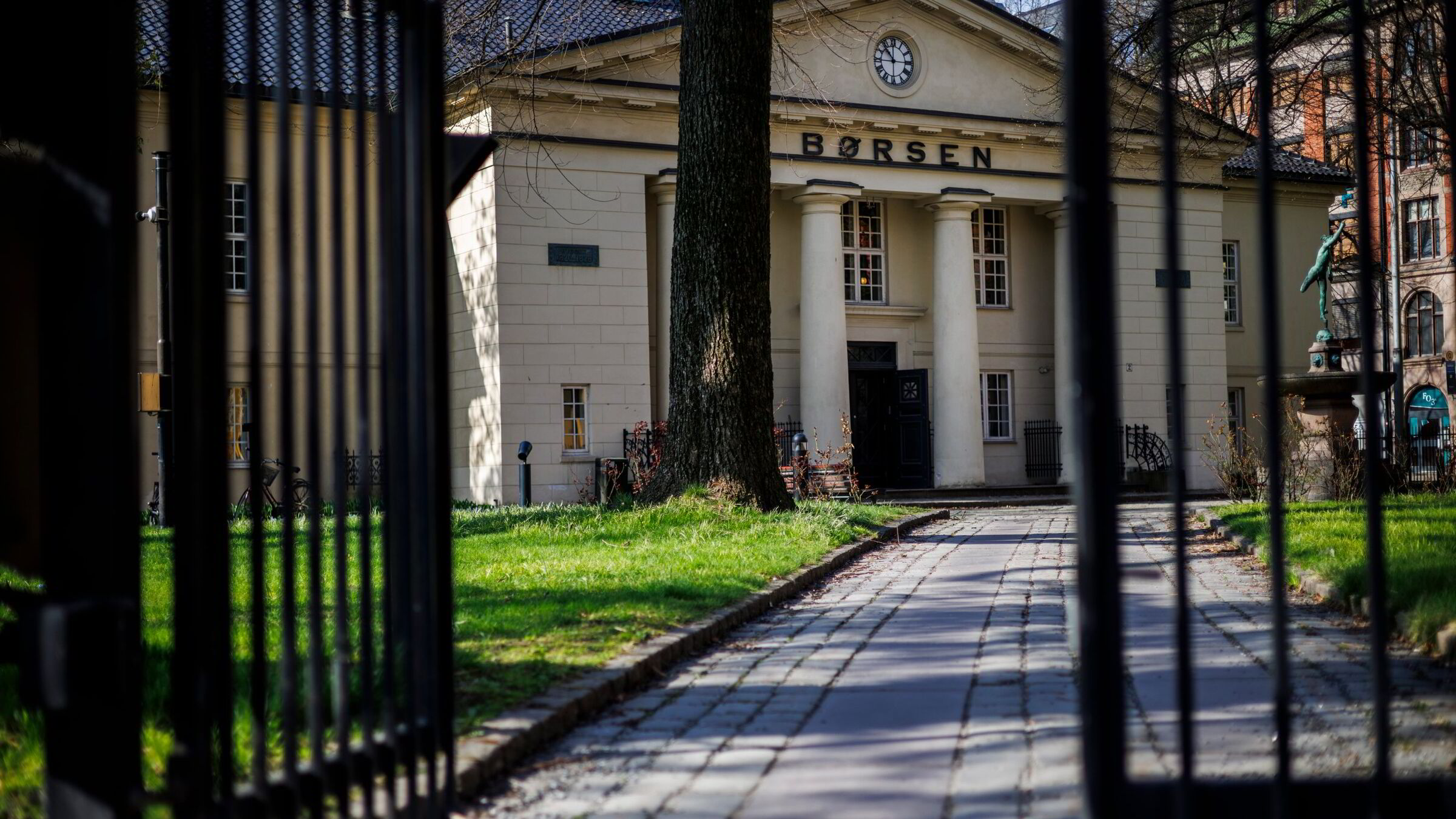 Oslo Børs er opp – DNB faller kraftig