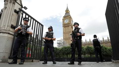 Bevæpnet politi i nærheten av parlamentet i London, 16. juni.