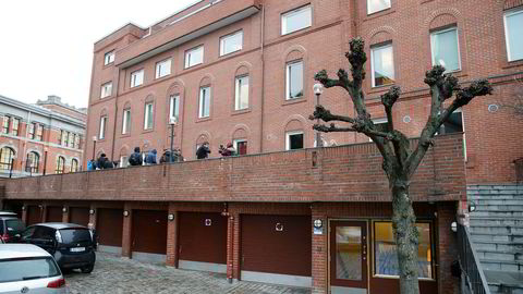 Arkivbilde. Politiet bærer ut beslag fra kontorene til Det Katolske Bispedømme i Oslo etter at de torsdag gjennomførte en razzia i lokalene.
