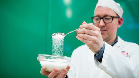 Produktutvikler i Tine, Stian Hollup Olsen jobber med å redusere sukkerinnholdet i Tines yoghurter uten at det går utover smaken.
