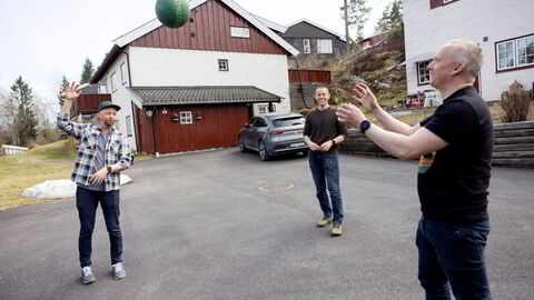 Brødrene Joakim (til venstre) og Aleksander Blomskøld og Bendik Gill Bakken vokste opp i hvert sitt Leca-hus i samme gaten i Lørenskog. Sammen har de grunnlagt regnskapsselskapet Fiken.