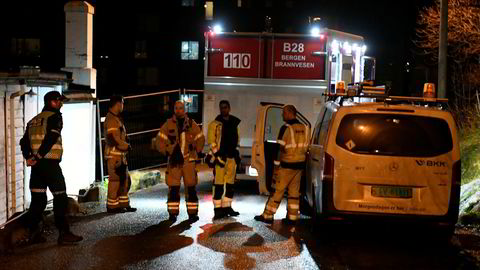 Beboerne i flere hus er evakuert og E39 er stengt som følge av lekkasje etter brudd på en vannledning i Sandviken i Bergen. Frykter at E39 kan kollapse.