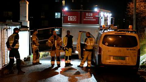 Beboerne i flere hus er evakuert og E39 er stengt som følge av lekkasje etter brudd på en vannledning i Sandviken i Bergen. Frykter at E39 kan kollapse.