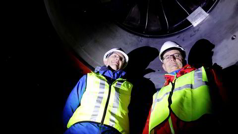 Konserndirektør Leiv Inge Ørke (til venstre) og toppsjef Eimund Nygaard i Lyse står dypt inne i fjellet, under skovlen i nye Lysebotn kraftverk, der vannet snart skal trykke på med enorm kraft.