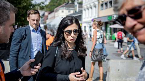 Ap-nestleder Hadia Tajik stilles et spørsmål mens hun er på vei til neste spørsmålstegn-seminar under Arendalsuka.