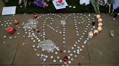 Blomster, meldinger og tente lys i Albert Square i Manchester, til minne om ofrene etter terrorangrepet på Manchester Arena 22. mai.