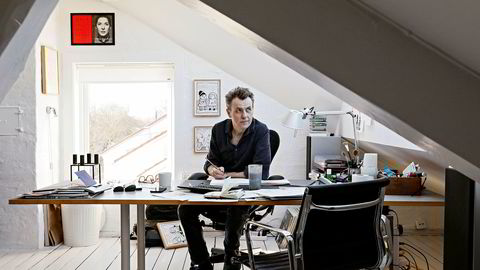 Programleder og tegner Fredrik Skavlan, her i kontoret i loftsstuen på Vinderen.
