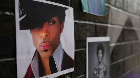Bilder av Prince på en vegg i Minneapolis etter at Prince ble funnet død i sitt hjem i fjor, 57 år gammel.