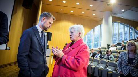 Generalsekretær i Kreftforeningen, Anne Lise Ryel, mener helseminister Bent Høie og Legemiddelindustriens Karita Bekkemellem burde gå sammen i dialog og være kreative.